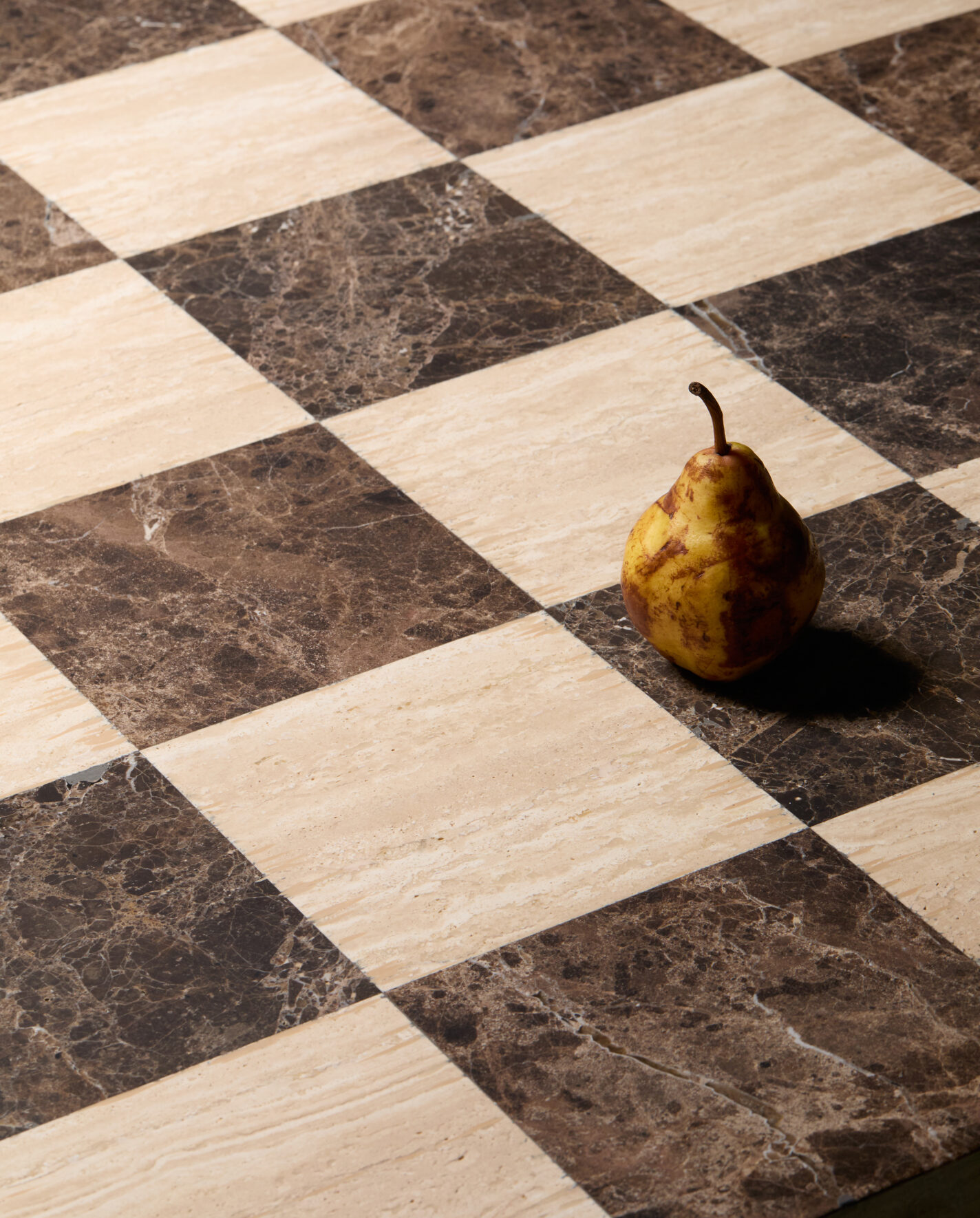 Elte-Journal_Meta-Check-Collection-Closeup-with-Pear-712×885@2x